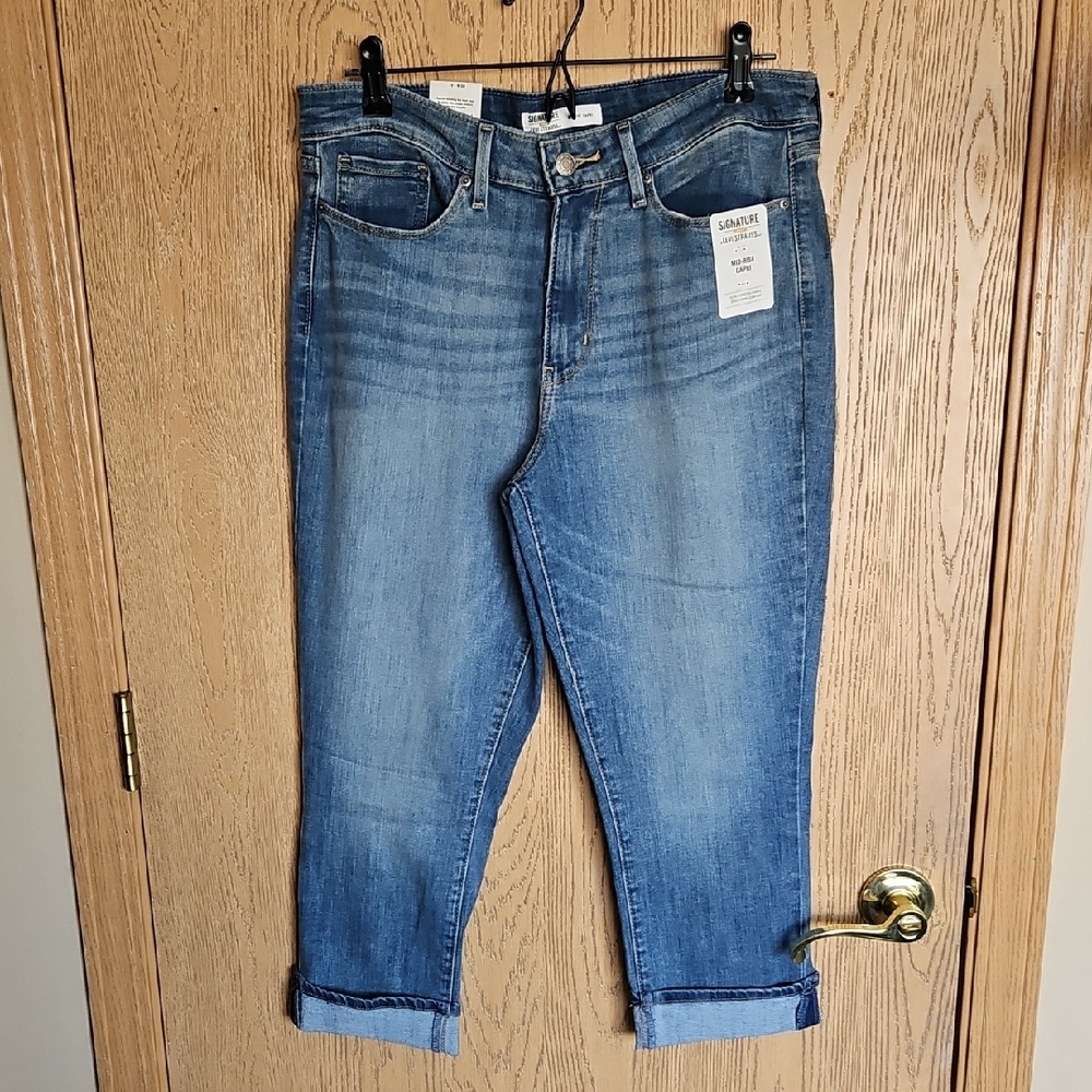 NWT Signature by Levi Strauss Light Blue Capri Jeans